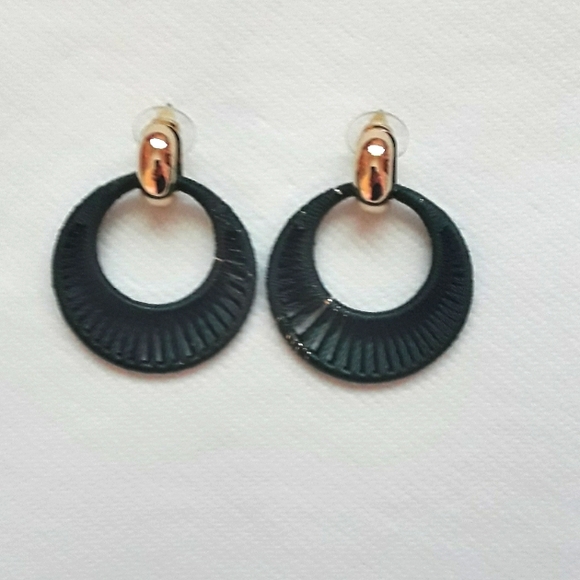 Dark green and goldtone earrings - Picture 1 of 1